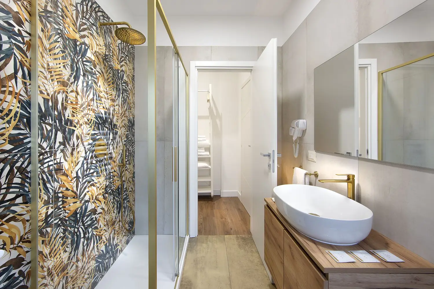 Il bagno privato della camera Turandot, con doccia e rivestimento a foglie oro e verde